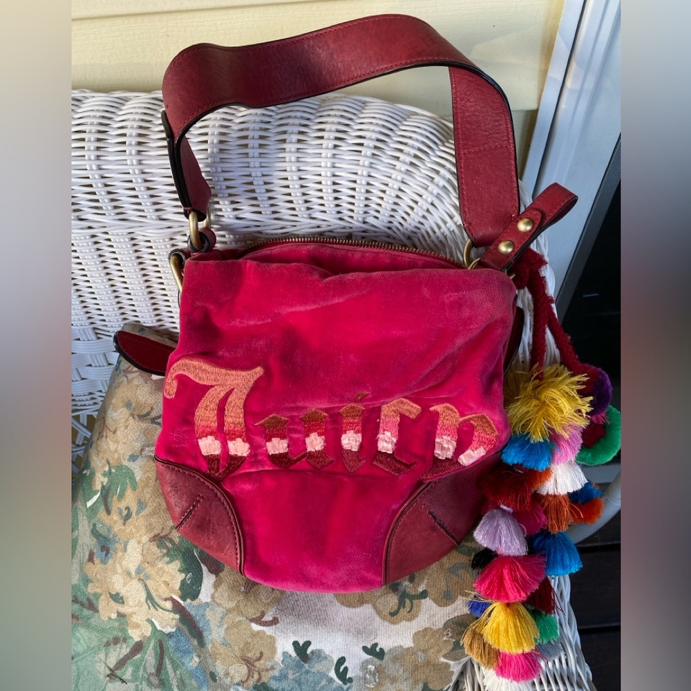 Juicy Couture Vintage Y2K Pink Velour and leather Boho zippered shoulder bag.